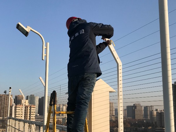 你知道怎么樣才能讓監(jiān)控壽命更長(zhǎng)嗎？當(dāng)然是靠監(jiān)控系統(tǒng)維保了！